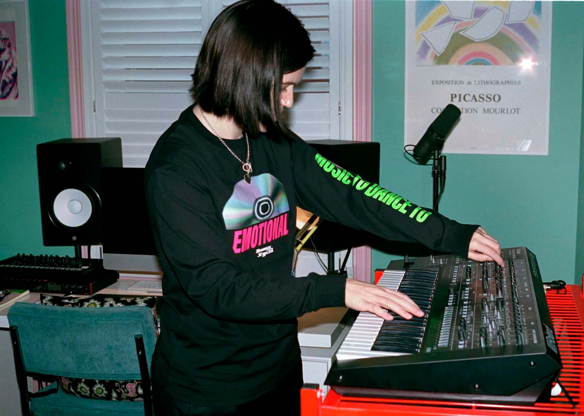 The xxのロミーとX-girlによるコラボアイテム第2弾が発表。本人出演のInstagramライブも実施