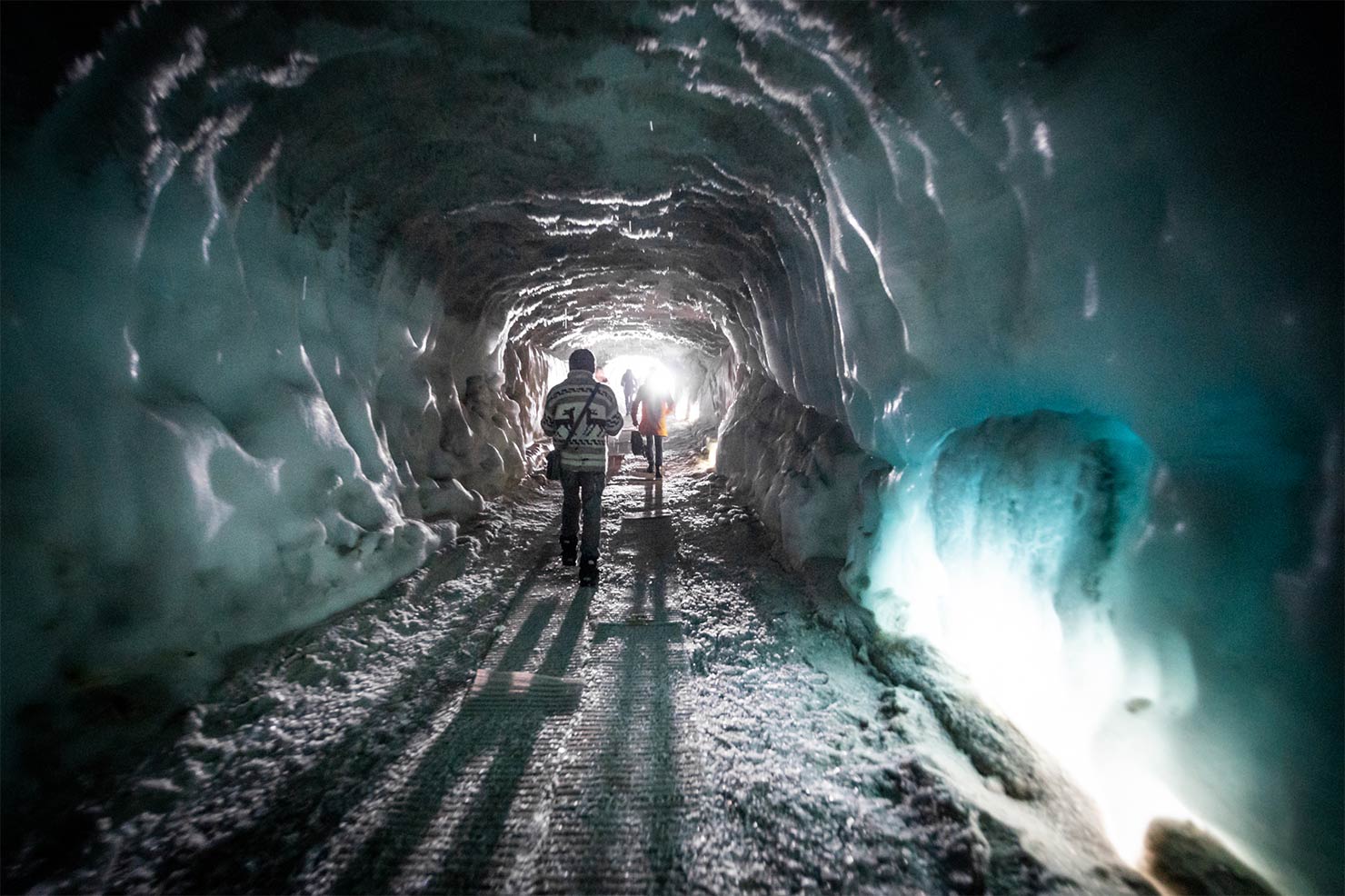 Langjökull 氷河の洞窟で、レイブパーティー「Into the Glacier」を開催