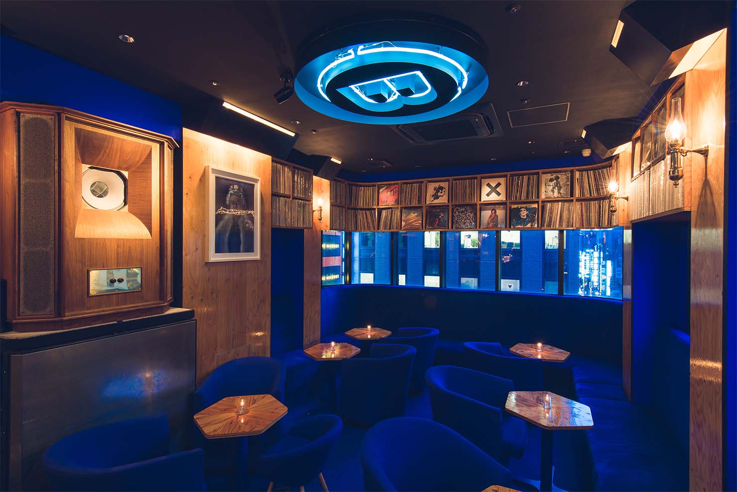 【銀座】人気音楽プロデューサーのレコードが並ぶ「GINZA  MUSIC  BAR」