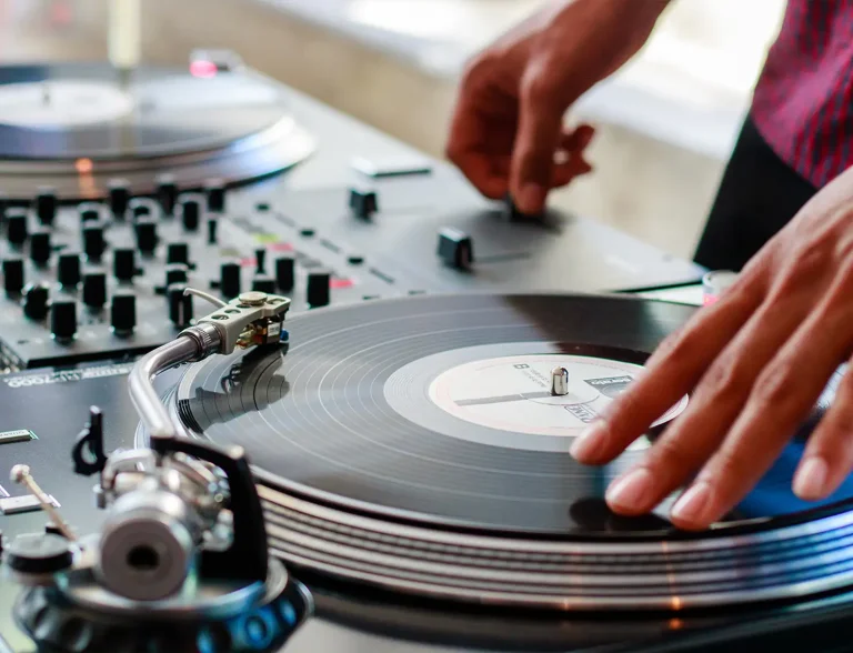 クラブDJはターンテーブルで何をしているの？イベントでプレイしているときの動きを解説