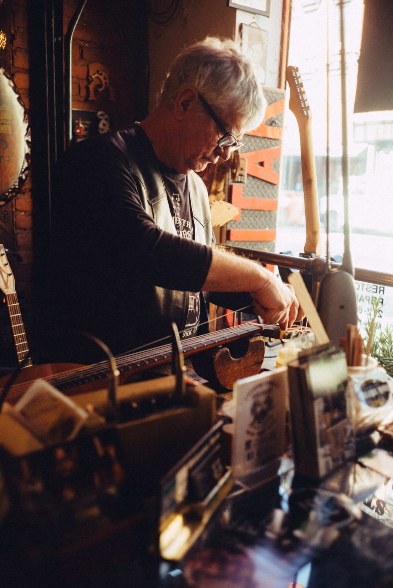 歴史が染みついた建築物でギターを作る「Carmine Street Guitars」ギター職人の工房と、シティの限られた行き先 - Always  Listening by Audio-Technica（オーディオテクニカ）