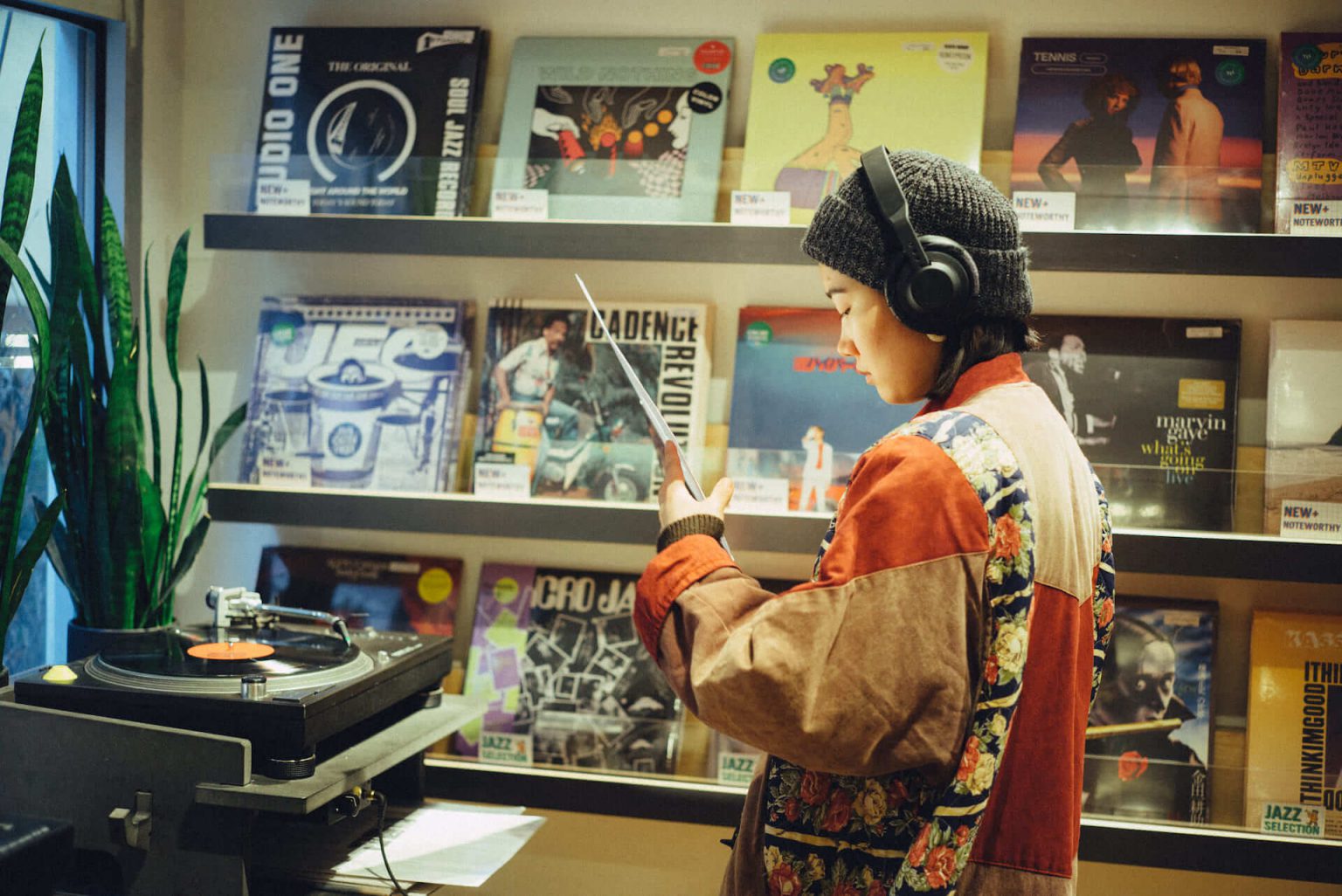 1999年、NYC・大学寮の一室で始まったレコードショップの現在。すべてのDJに開かれた店「Turntable Lab」