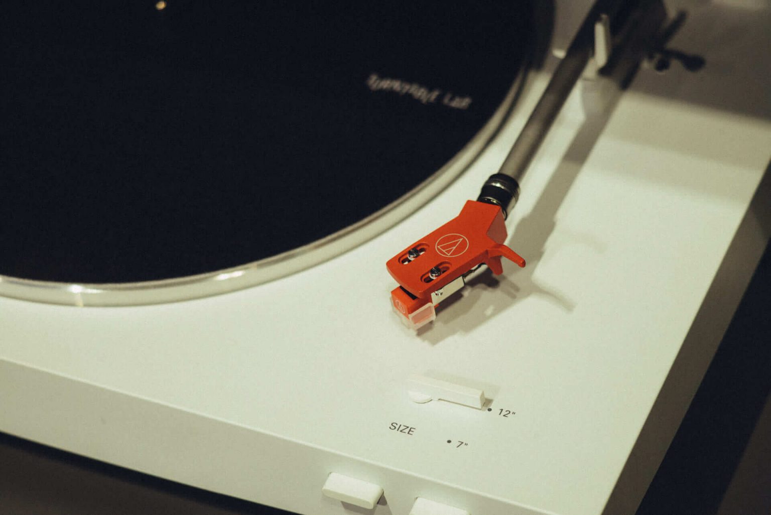 1999年、NYC・大学寮の一室で始まったレコードショップの現在。すべてのDJに開かれた店「Turntable Lab」