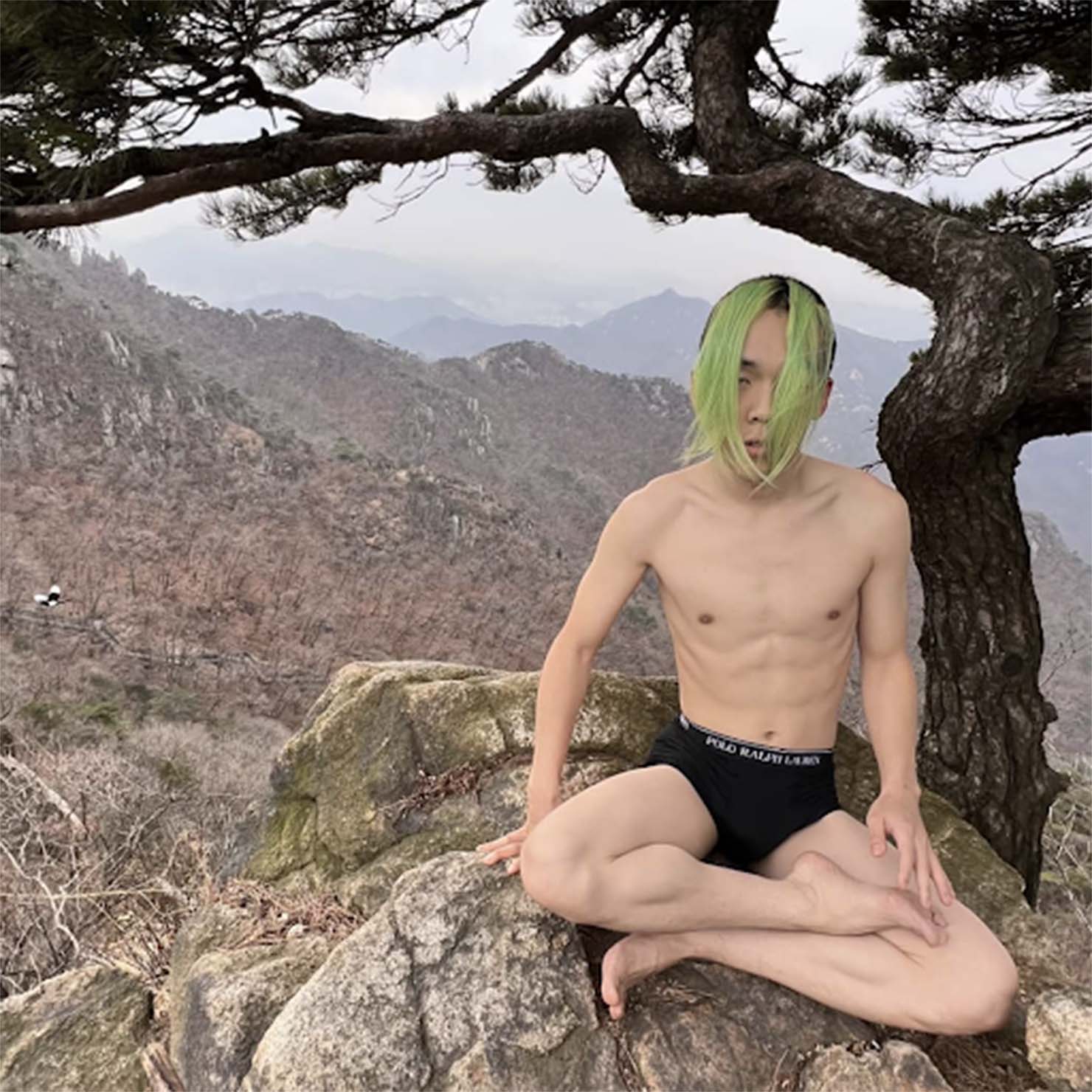 冠岳山で瞑想を試みるOmega Sapien