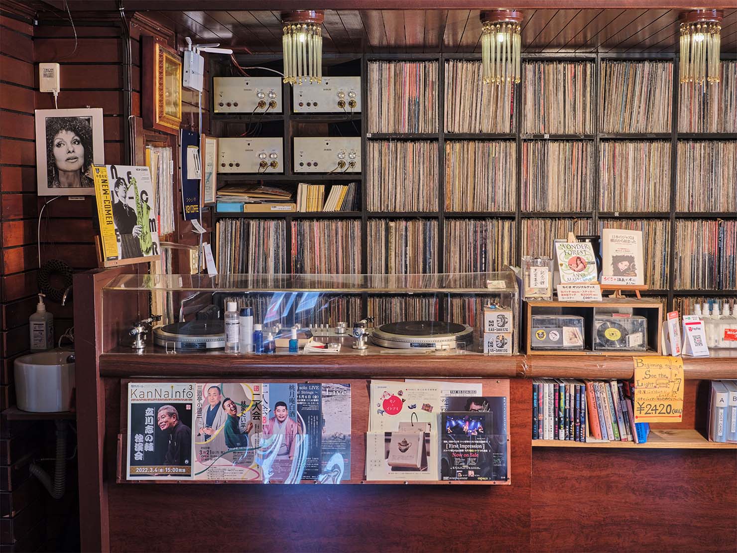 店内の棚に並ぶレコード