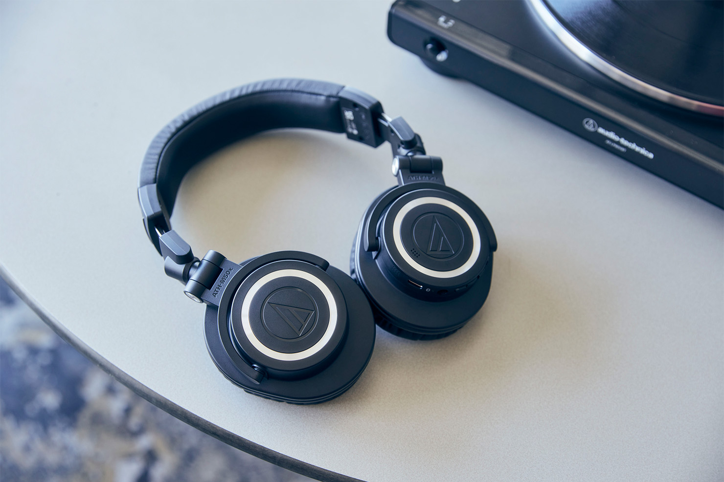 大迫力の低音が連れて行く、自分だけの世界。密閉型ヘッドホンの