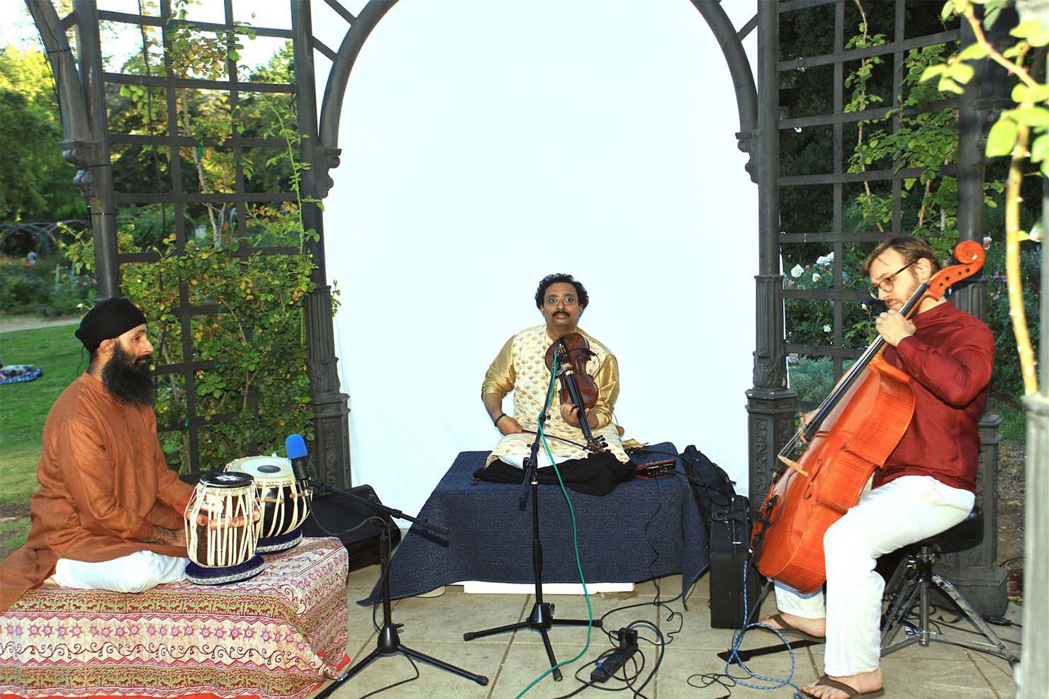 インド古典音楽のバイオリン奏者Indradeep Ghosh