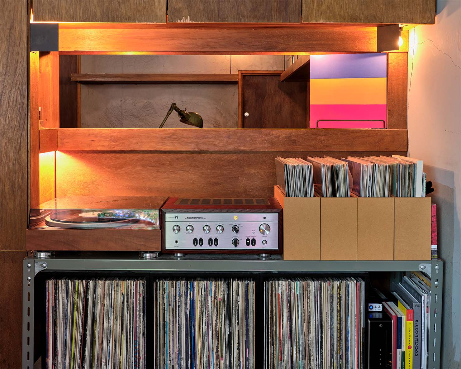 ターンテーブル、アンプとレコード棚