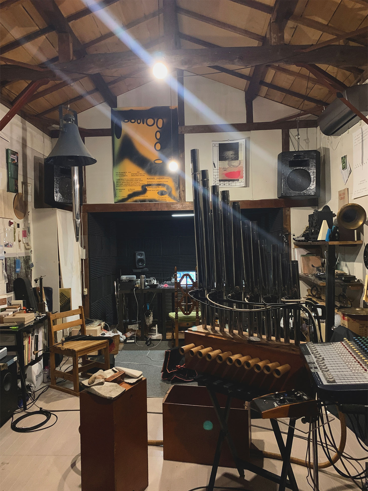 自宅の離れに作られたスタジオには自作のパイプオルガンや録音用機材が並ぶ