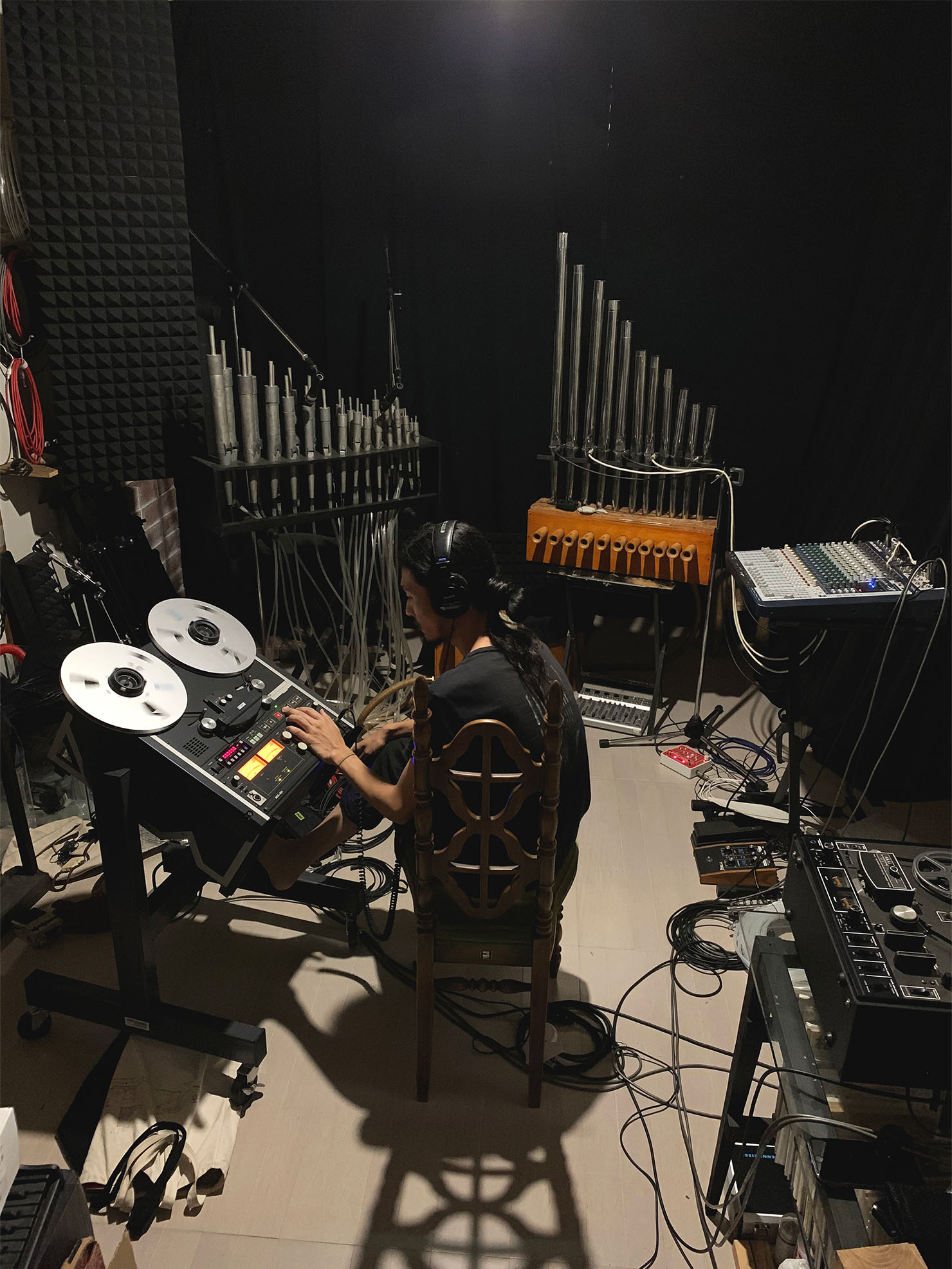 自宅の離れに作られたスタジオには自作のパイプオルガンや録音用機材が並ぶ