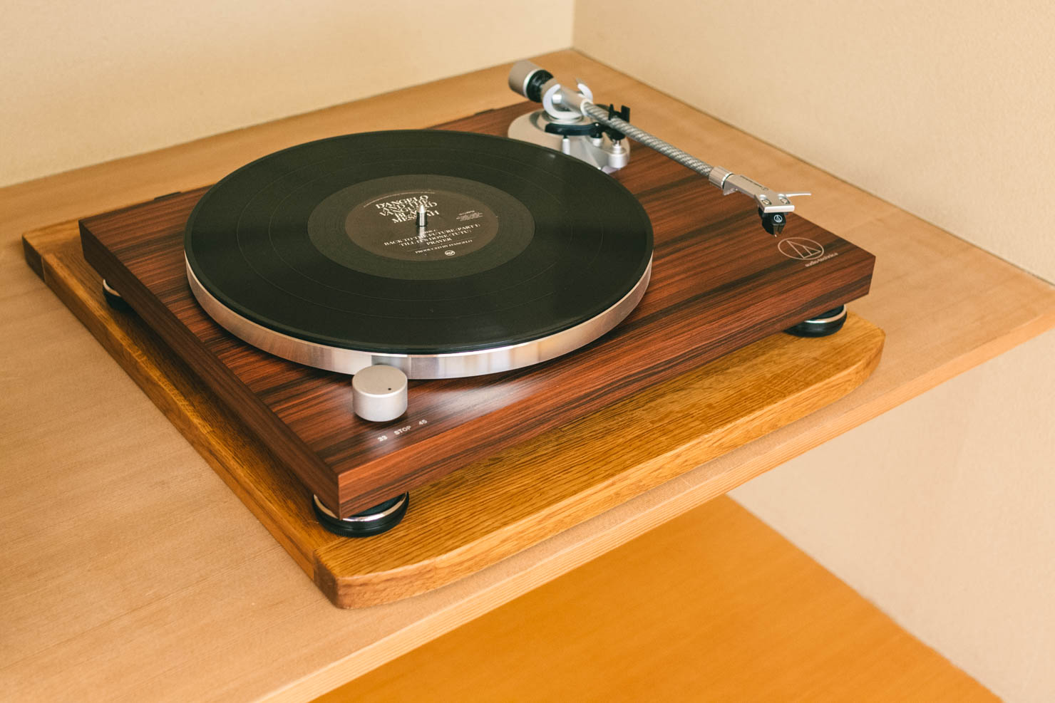 丈夫な板を1枚敷くだけなど、簡単な工夫でもレコードの音は大きく変わる。 