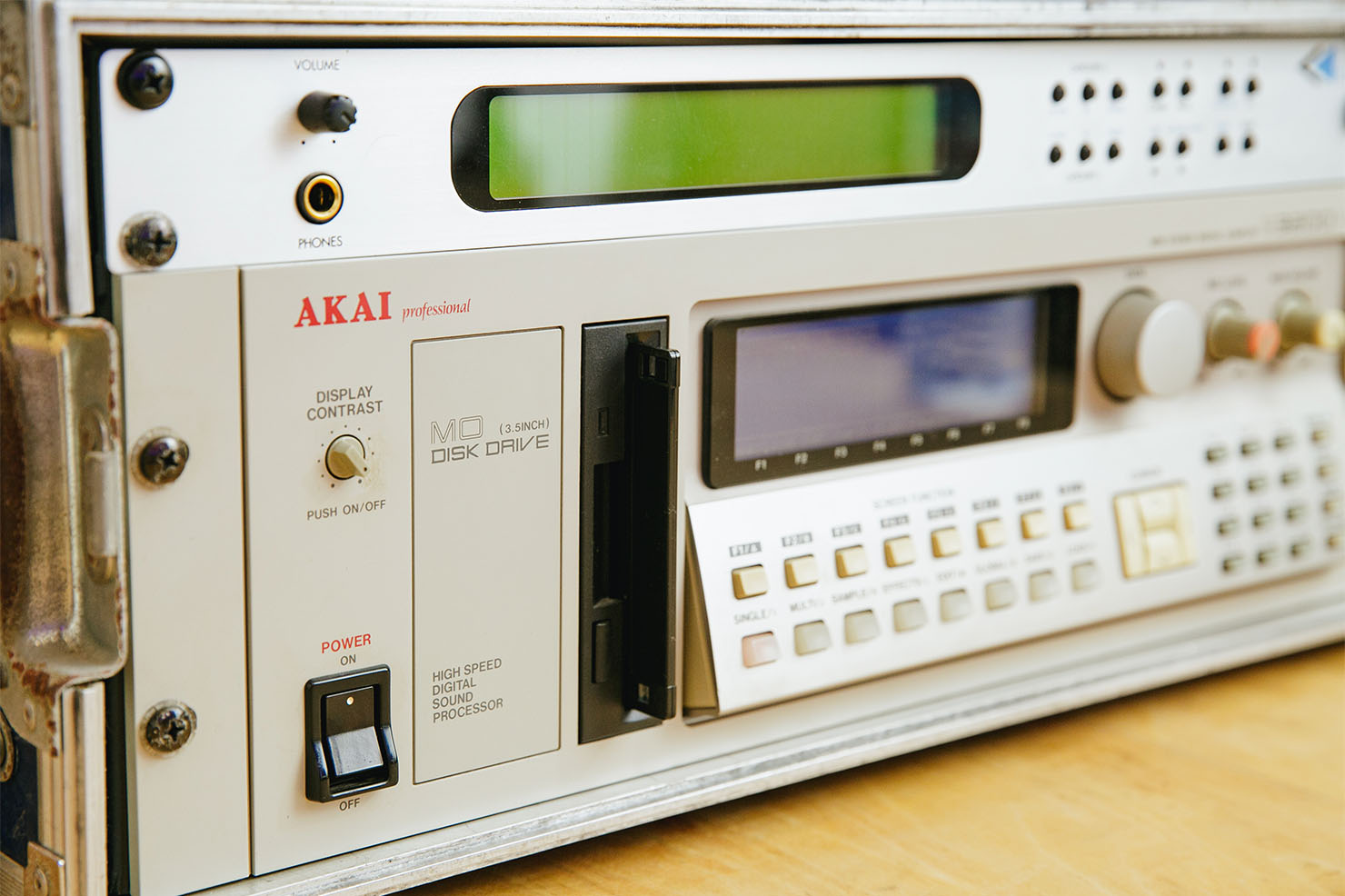 S3200の上にマウントされているのは、KORGのモジュール音源「TR-Rack」