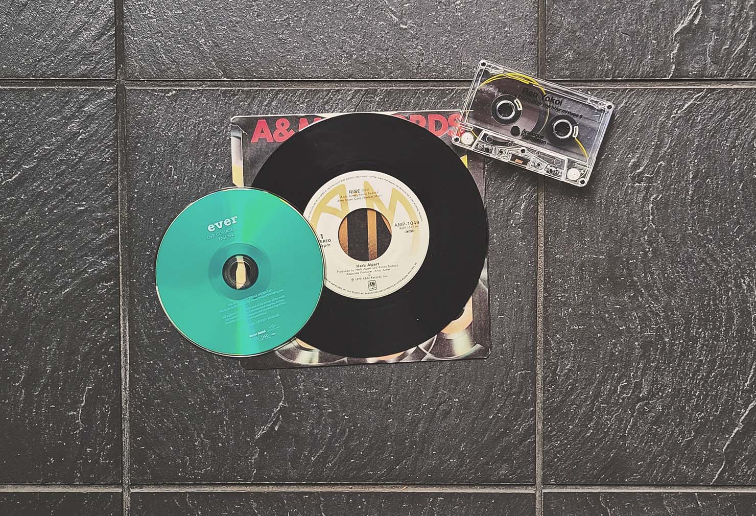 レコードとカセットテープとCDのイメージ