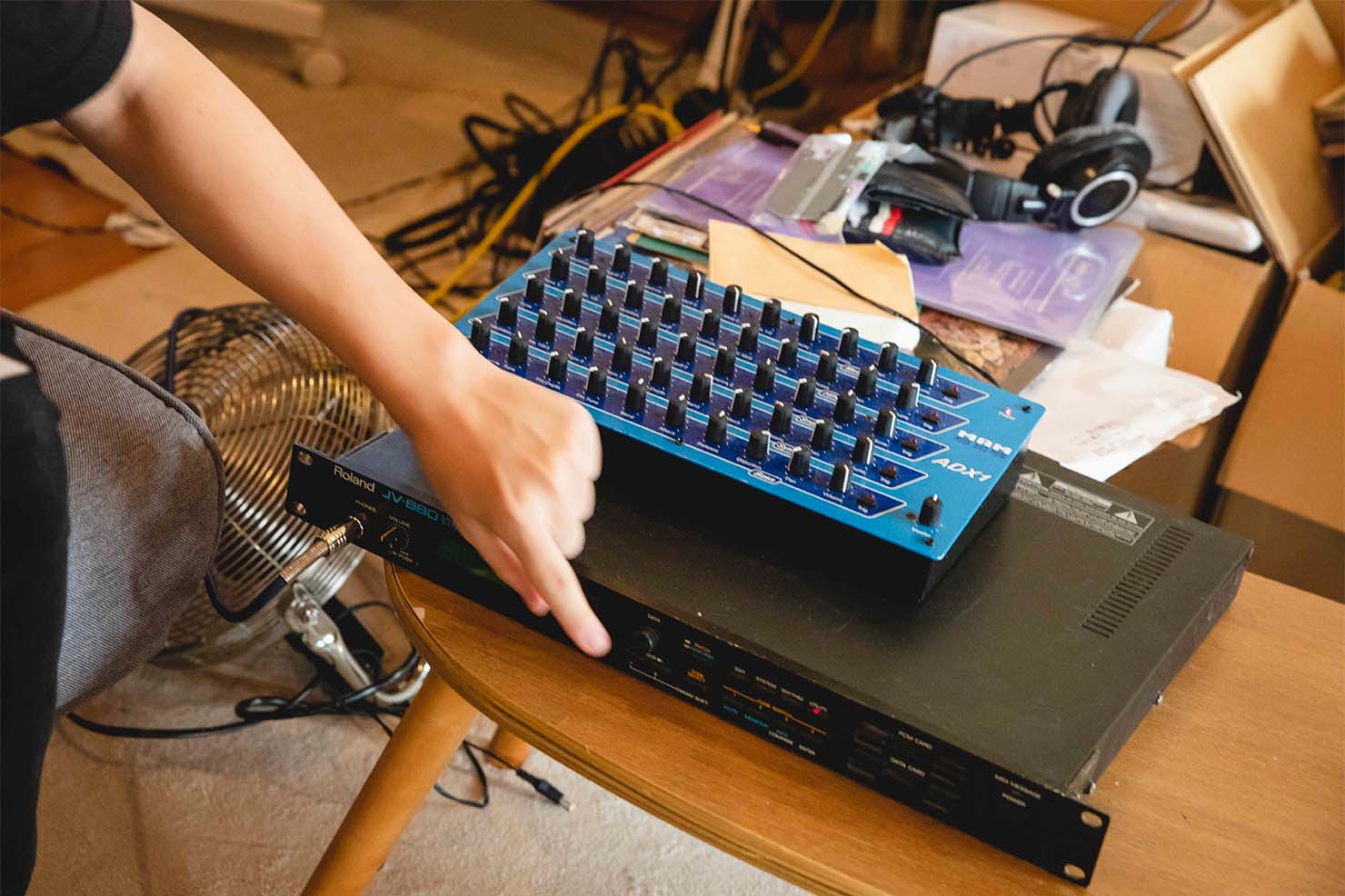 下段の黒い筐体が1992年に発売されたRolandの音源モジュール、 JV-880。 上段の青い筐体はMAMのアナログドラム音源、ADX1。 