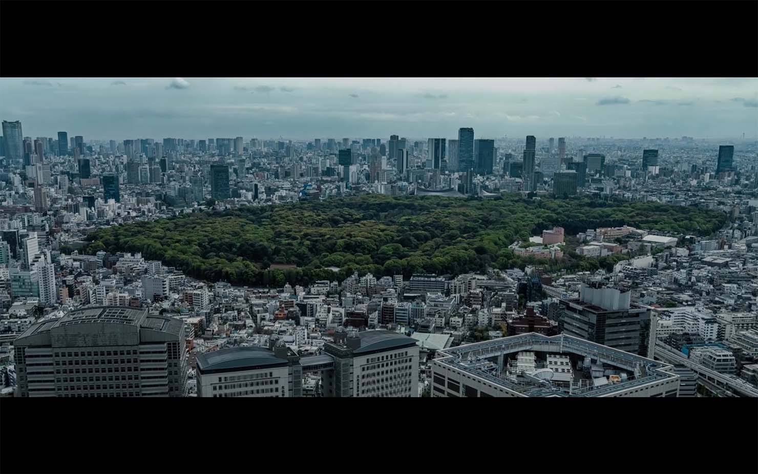 『音と文明』の後半には、森の中にある明治神宮が東京のビル群に囲まれている俯瞰の映像が現れる。