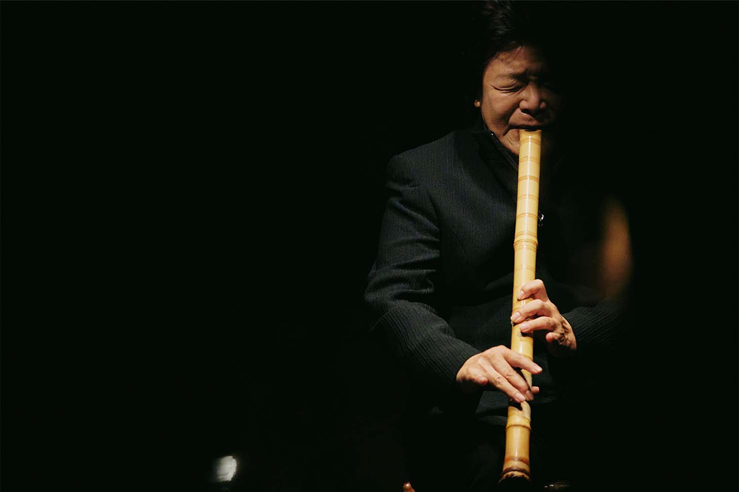 中村ははじめに尺八の歴史、これから吹く楽曲の背景を説明した上で、いくつかのデモンストレーションを披露してくれた。