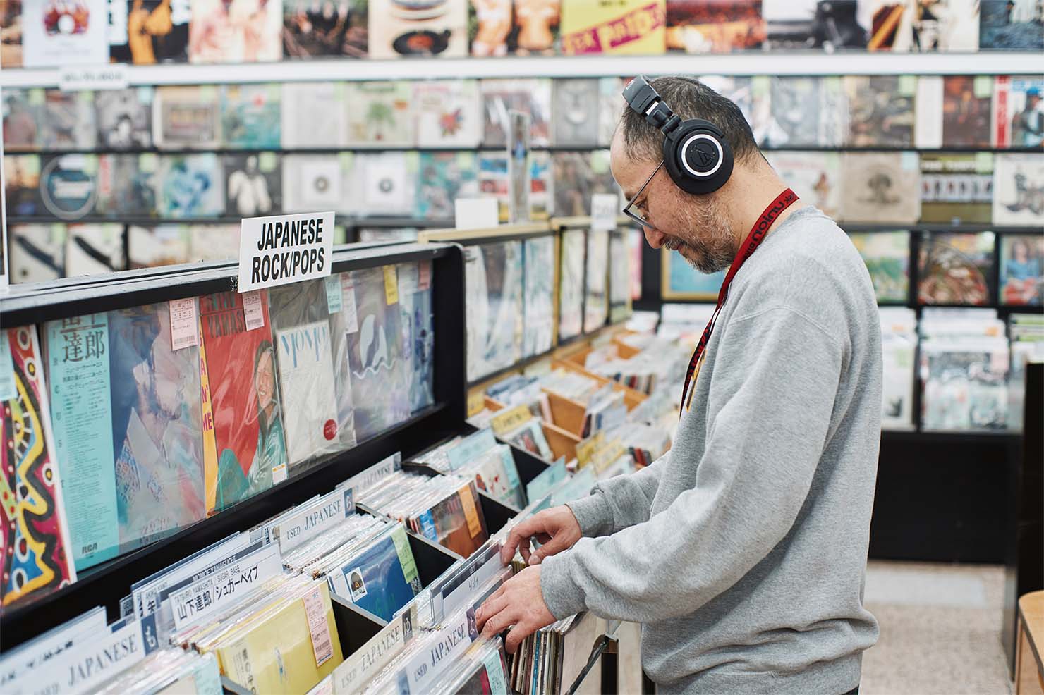 27年ものレコードショップキャリアを持つ三田さん。 レコードを聴いていただきながらお仕事中。 堂に行ったDIGに惚れ惚れする。 令和の「サウンドバーガー」は、ワイヤレスだからこういうこともできるのだ。 