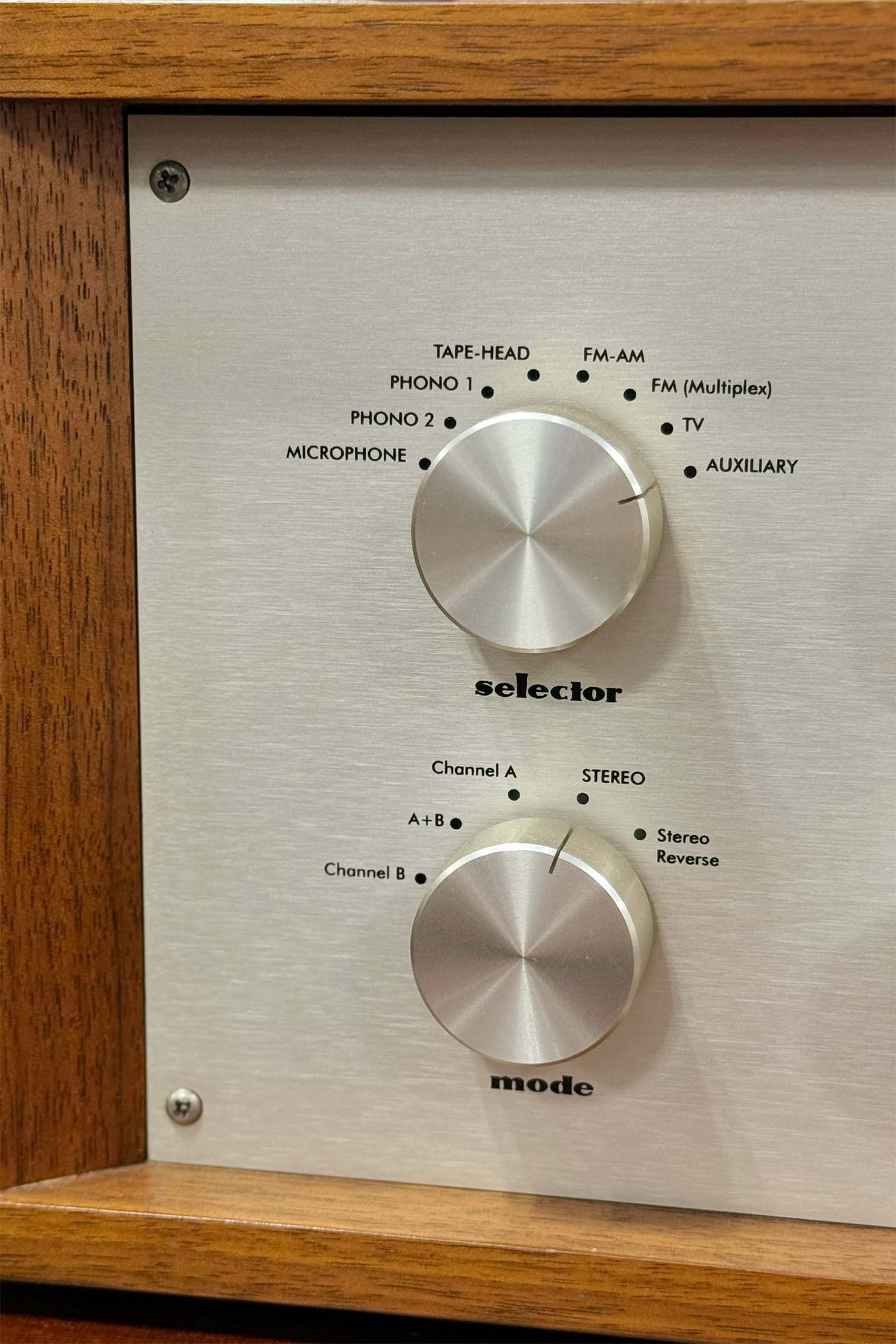 セレクターが多彩なのもModel 7の大きな特徴で、TAPE-HEADとあるのはオープンリール・デッキのテープヘッド出力を直接接続する端子。 MICROPHONE端子も装備されているのも、現代オーディオにはほとんど見られなくなったところであろう。