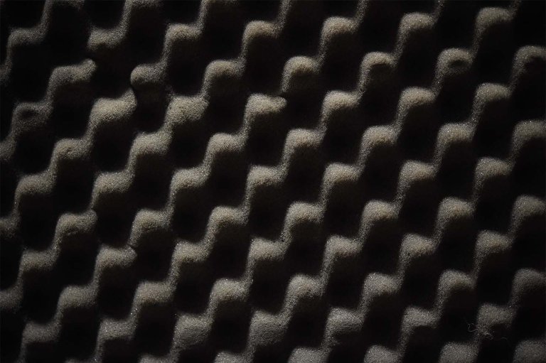 スピーカーの「吸音材」にはどんな役割がある？素材の種類と特徴を専門家が解説【前編】