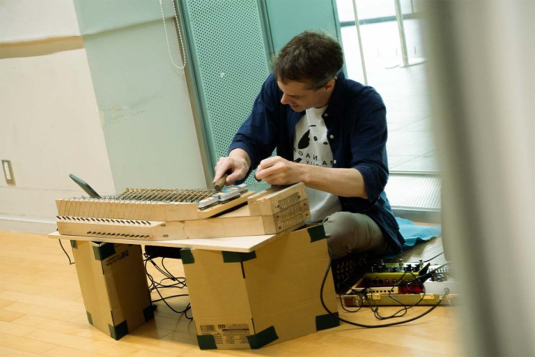 自分で楽器を作る人たち。割り箸から始まった鍵盤楽器を作り奏でる – Sami Elu