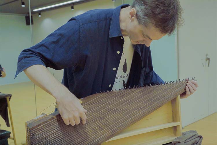 自分で楽器を作る人たち。割り箸から始まった鍵盤楽器を作り奏でる - Sami Elu - Always Listening by Audio ...