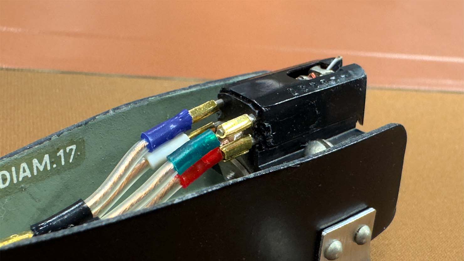 ハードオフオーディオサロンにあった、珍しい改造を施されたSPU-G。 他のカートリッジを装着していたのか、Gシェルのフロント1面が切り欠かれ、シェルリード線は現代のものへ交換されている。 カートリッジ本体は、1958年のデビューからさほど時を経ていないヴィンテージの個体だとか。