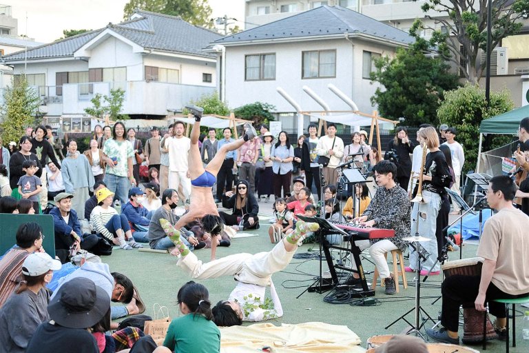 狛江にて10月5日開催。アーティストと観客の境目を溶かす「地べた音楽祭」とは？