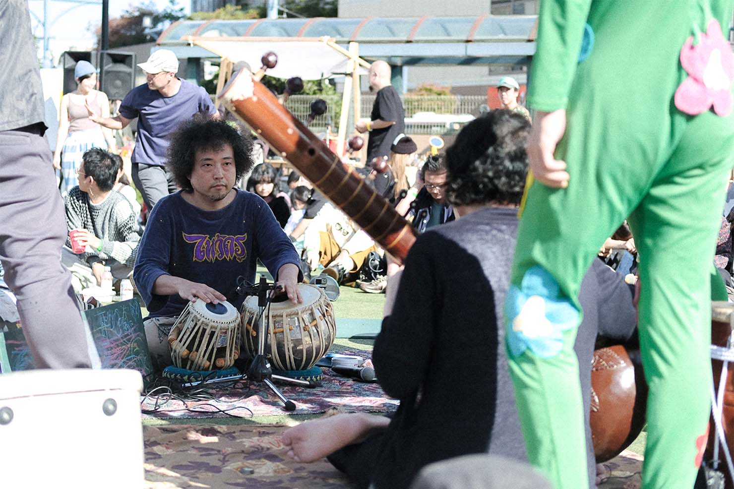 タブラ奏者・U-zhaanと、シタール奏者・武藤景介の演奏。