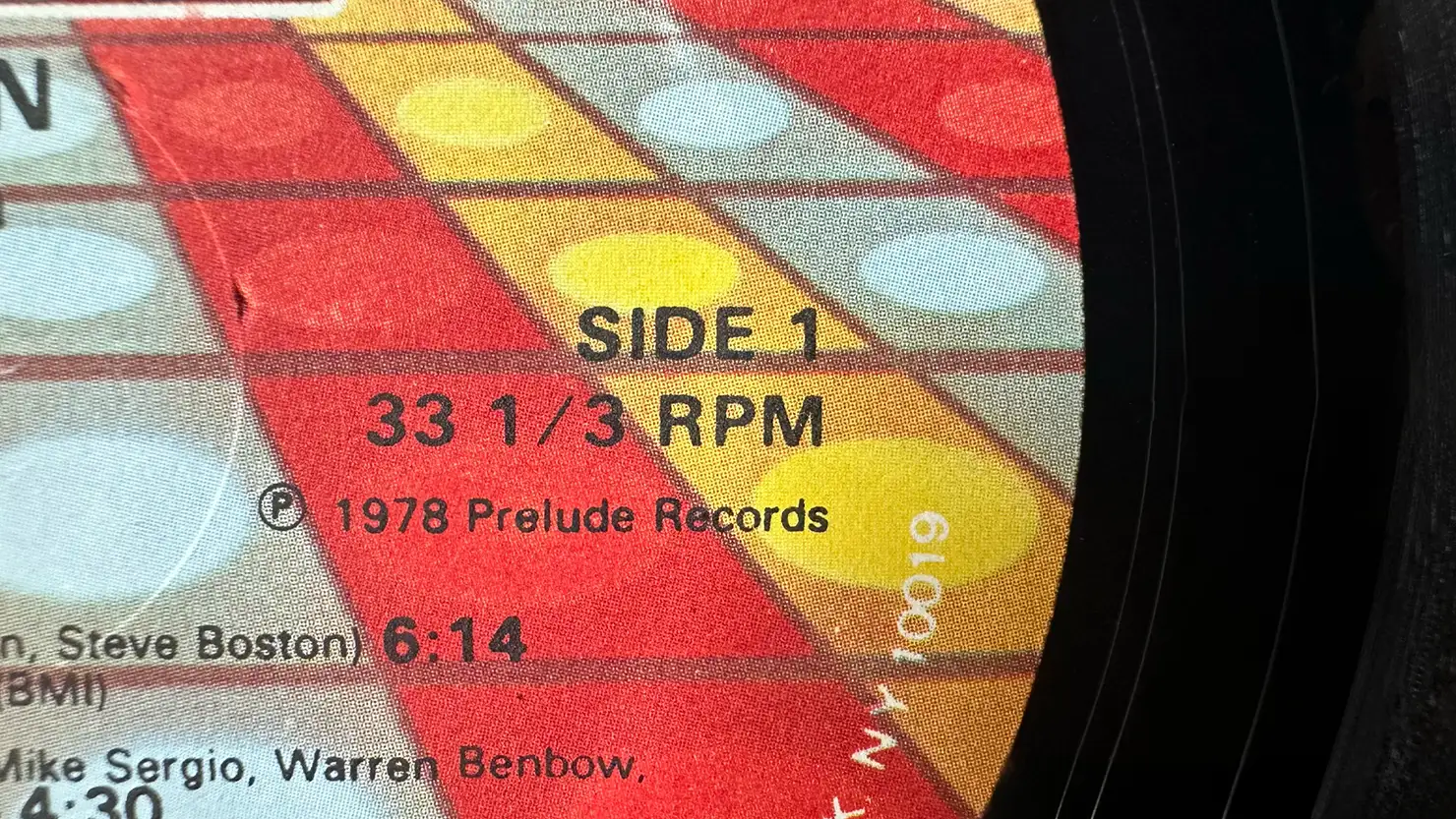 33rpmと45rpmはどうやって見分けるの?