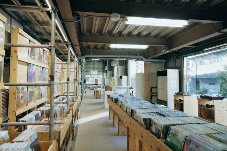 「VDS」「SKAC（SKWAT KAMEARI ART CENTER）」という規格外の空間で攪拌される、アナログ文化と未完成の美学