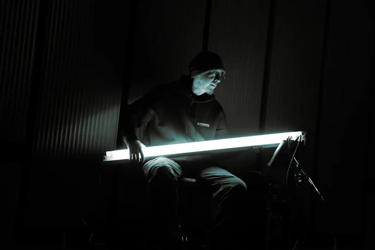 自分で楽器を作る人たち。音を放つ蛍光灯「OPTRON」– 伊東篤宏