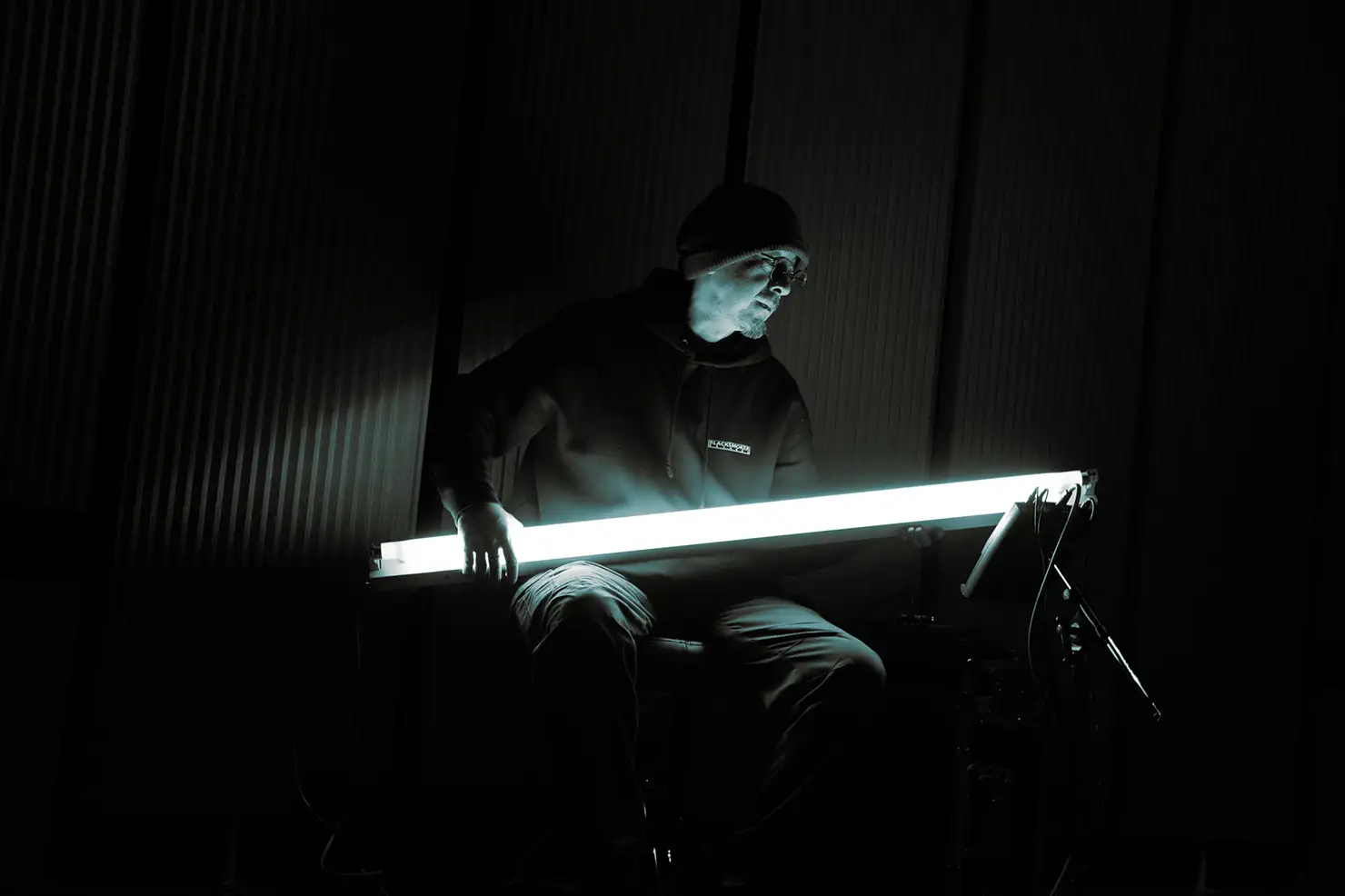 自分で楽器を作る人たち。音を放つ蛍光灯「OPTRON」– 伊東篤宏