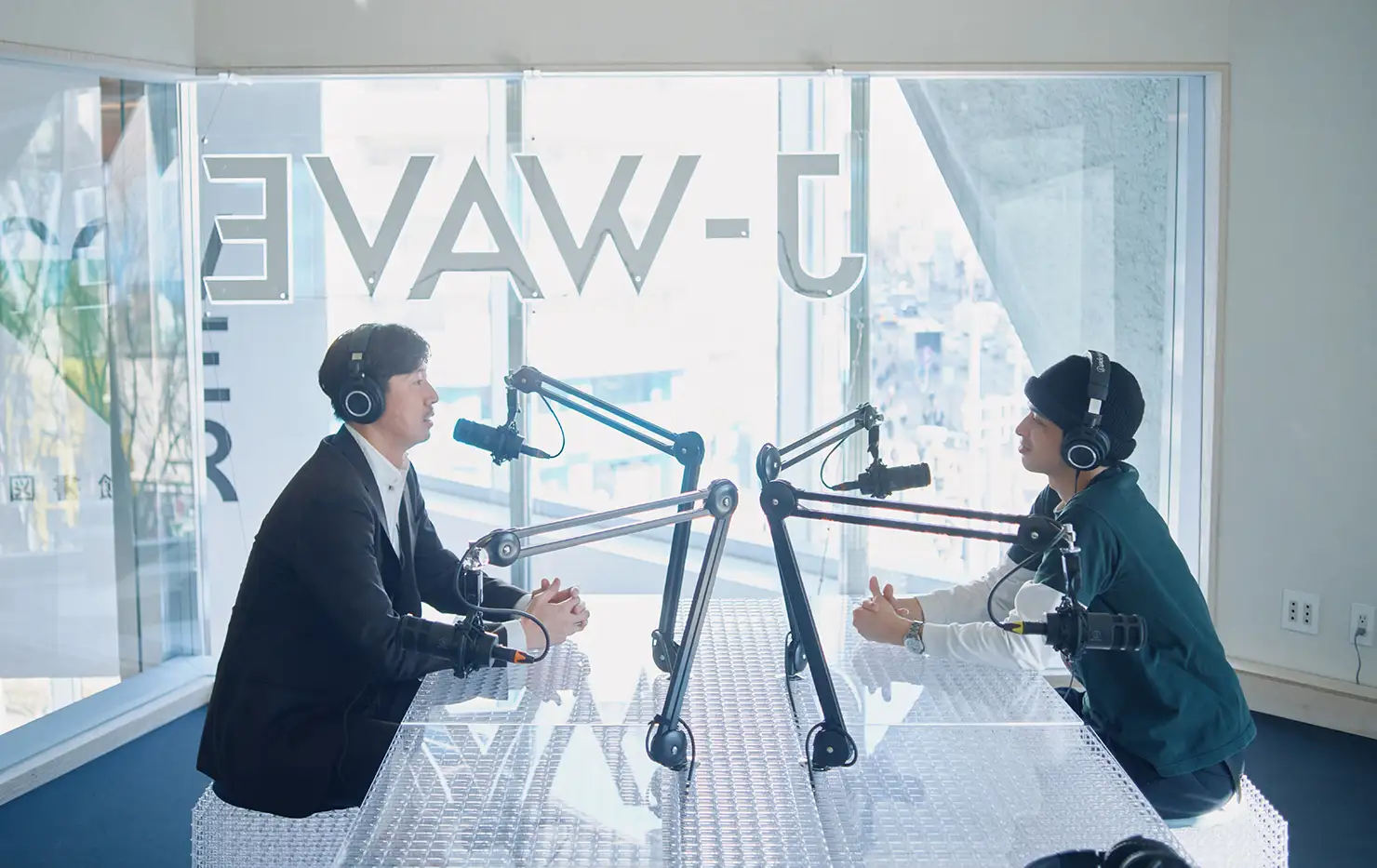 J-WAVEの新スタジオが選んだAT2040〜プロ品質の音声収録を支えるマイク〜