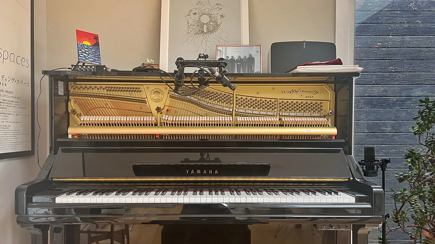 坂本龍一氏から譲られたYAMAHAのアップライトピアノYU3S。屋根の上には、坂本龍一氏、大友良英氏、デヴィッド・シルヴィアン氏、トム・ヴァーレイン氏と共に撮影された写真が飾られている。(Photo by Taylor Deupree)