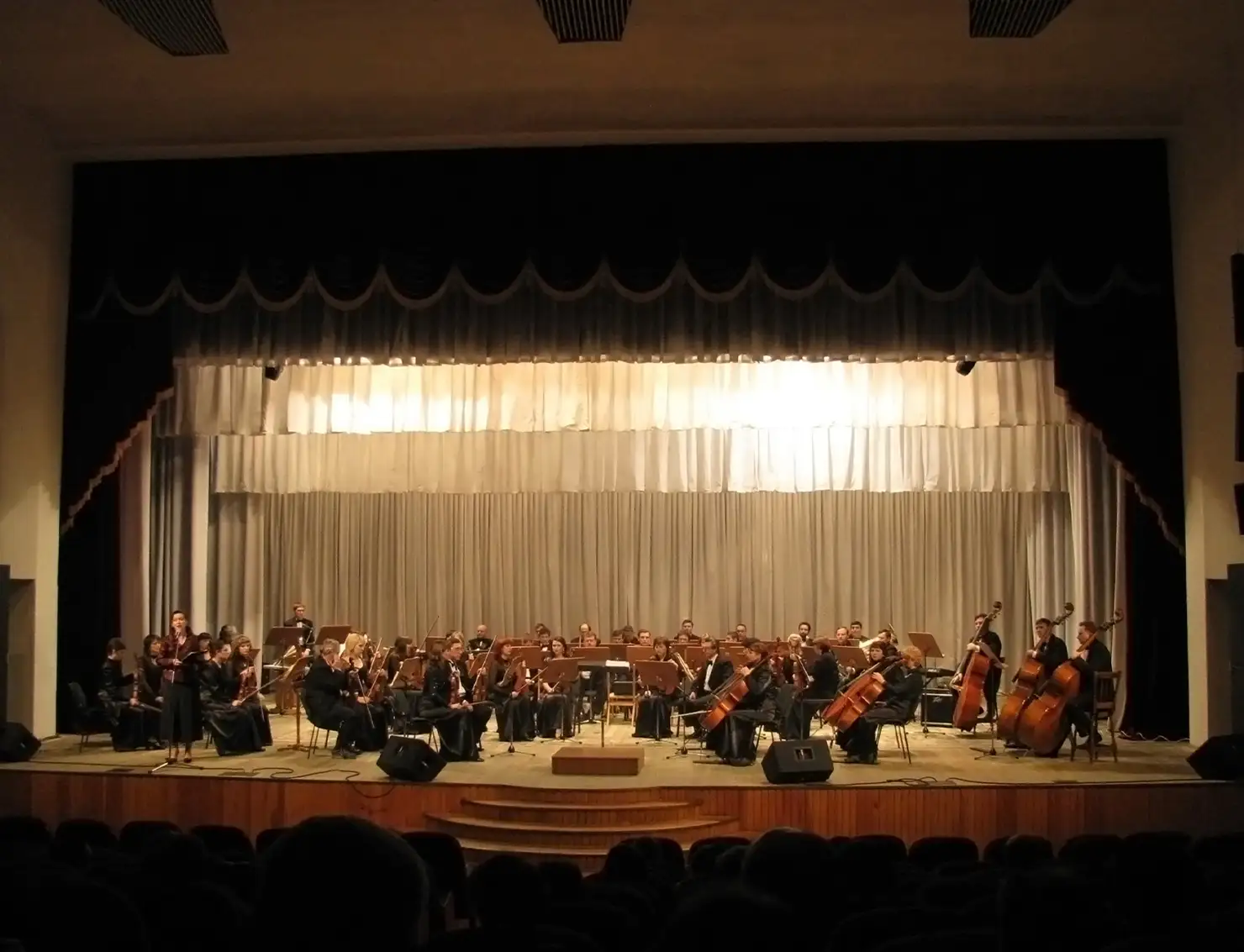 「フィルハーモニー（英 philharmonic）」という言葉も、やはりギリシャ語を語源とした、「調和（harmony）」を「愛する（phil-）」という言葉に由来