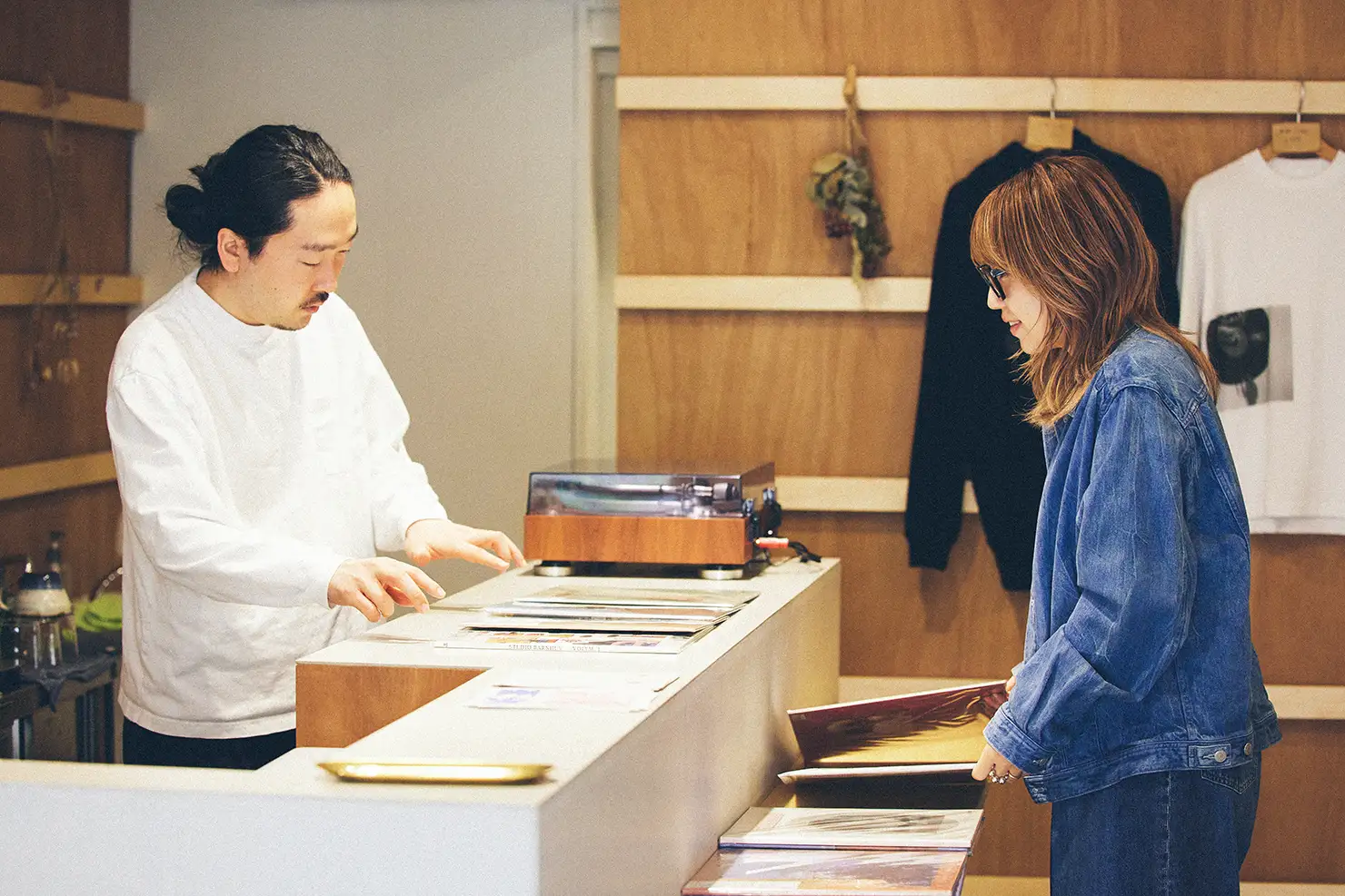 店主の中澤さん(左)に試聴させていただきました