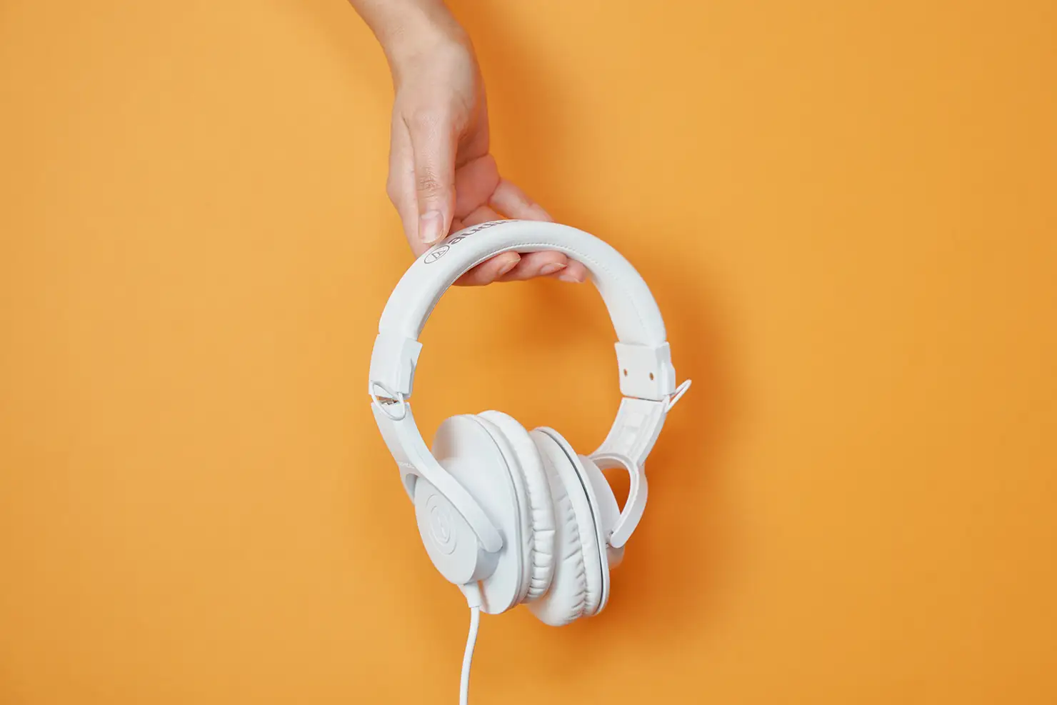 クリエイティブな空間を彩る純白。モニターヘッドホン『ATH-M20x WH』で始める、ワンランク上の音響体験