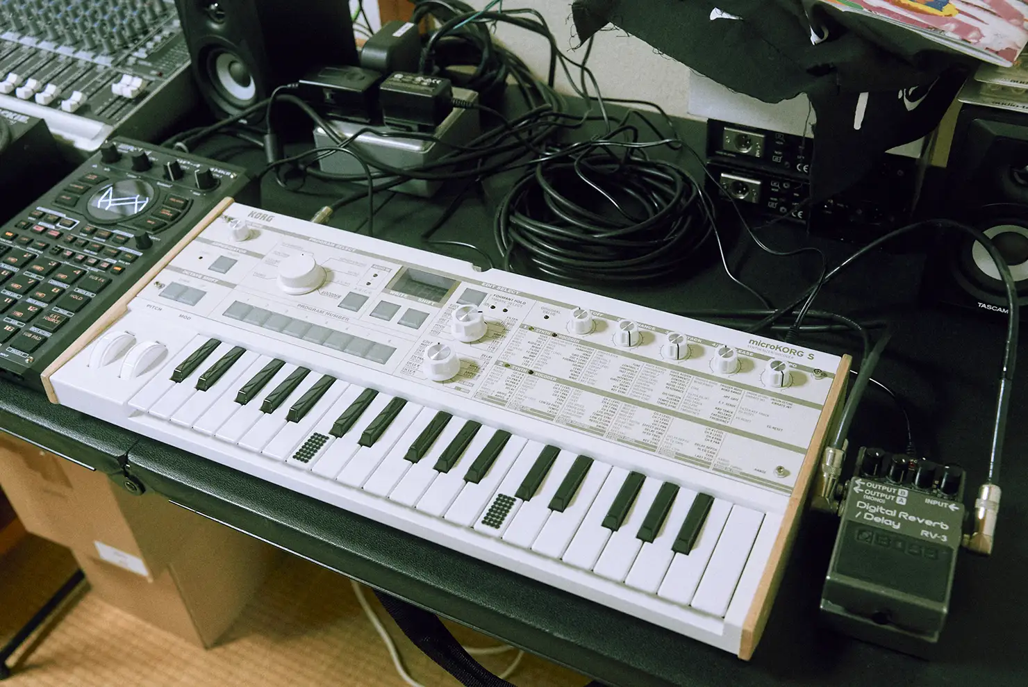 ライブ用のセッティング。キーボードは機材によって鍵盤のサイズが異なるため「ド」の位置に印が付けられている