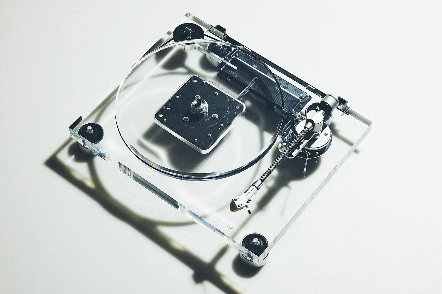 レコードを乗せるプラッターも、20mm厚のアクリル製