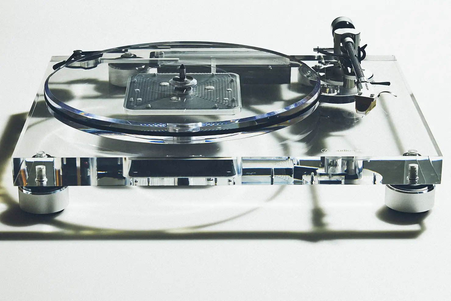 AT-LPA2は、レコードに刻まれた音をありのままに引き出せる実力を備えたレコードプレーヤー