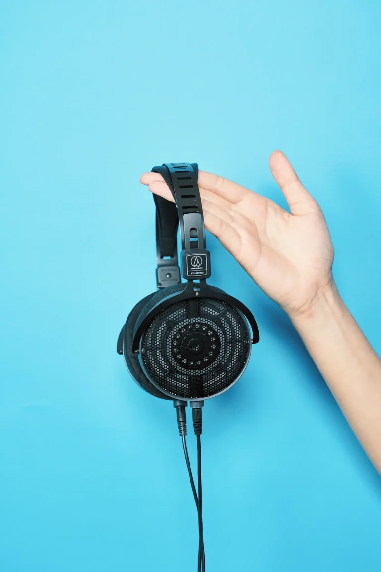 プロが信頼を寄せる音の判断基準。ありのままの音を描き出す『ATH-R70xa』
