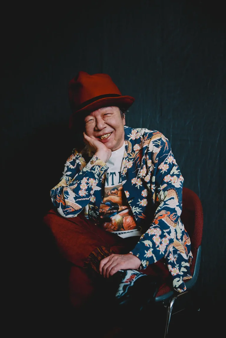 クラシックからヘヴィメタルまで愛する古田新太。「オイラにとって音楽は基本的に癒し」