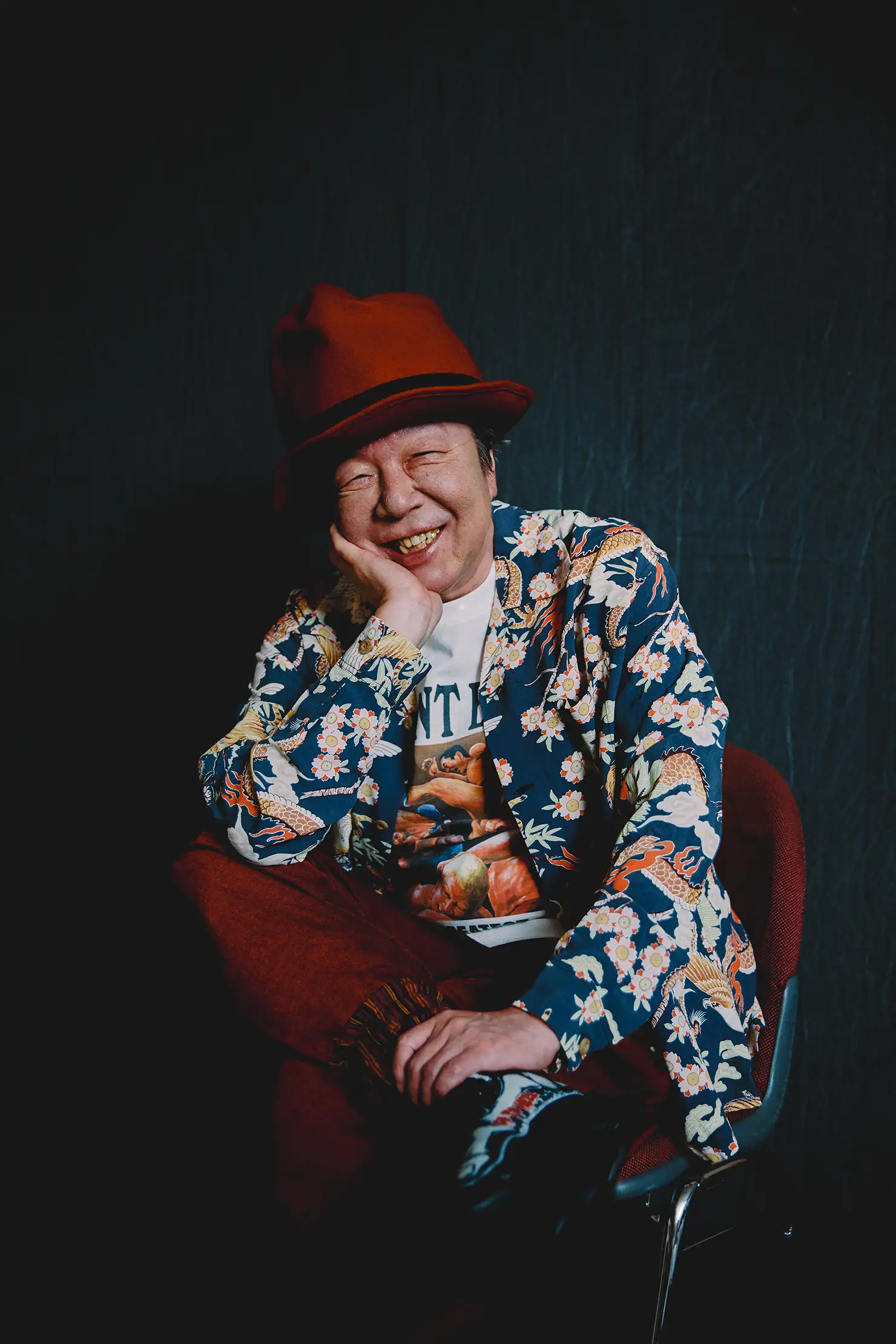 クラシックからヘヴィメタルまで愛する古田新太。「オイラにとって音楽は基本的に癒し」