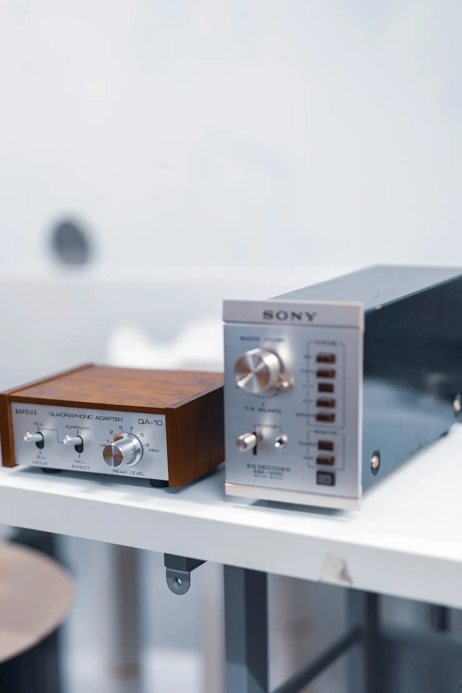 4チャンネルステレオアダプター(NAPOLEX QA-10 1971製、左)、SQ 4チャンネルデコーダー(SONY SQD-2050 1973製、右)、共に尾島の私物