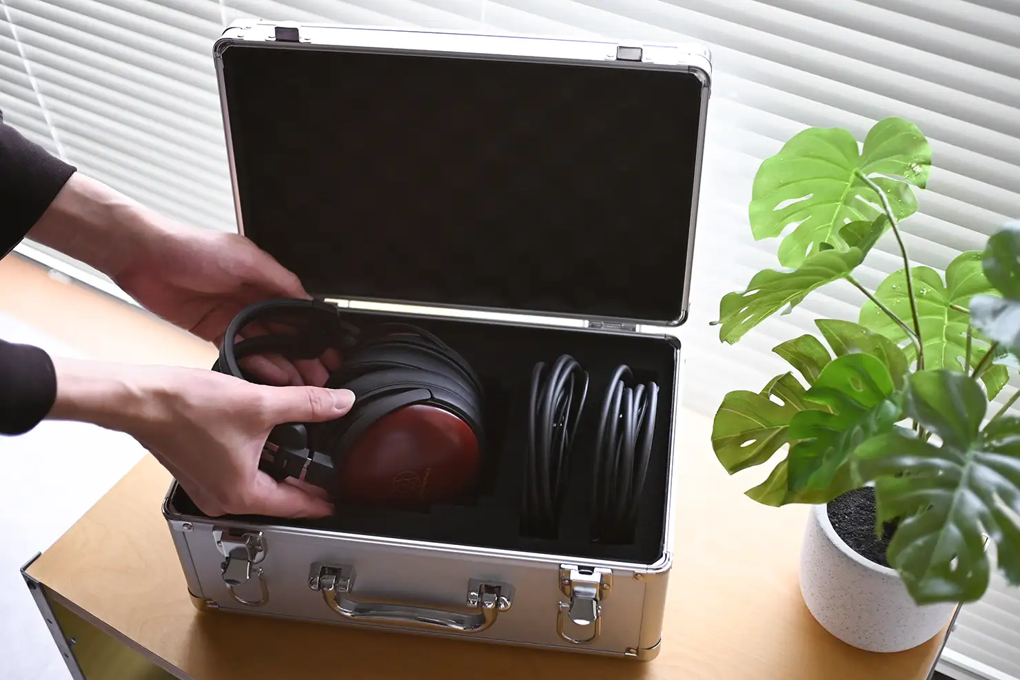 愛機だけの“指定席”を。ヘッドホンハードケース『AT-HPC3』と見つける、新しい保管スタイル