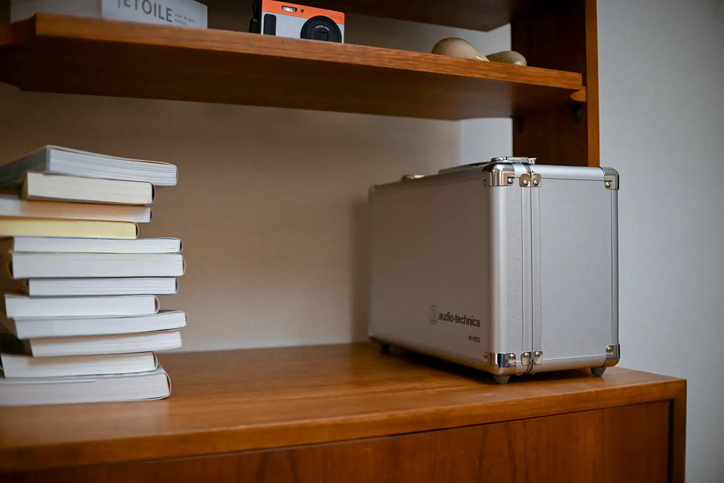 複数を所有した際に、縦に積み重ねても、本棚のように横に並べても、すっきり収まる