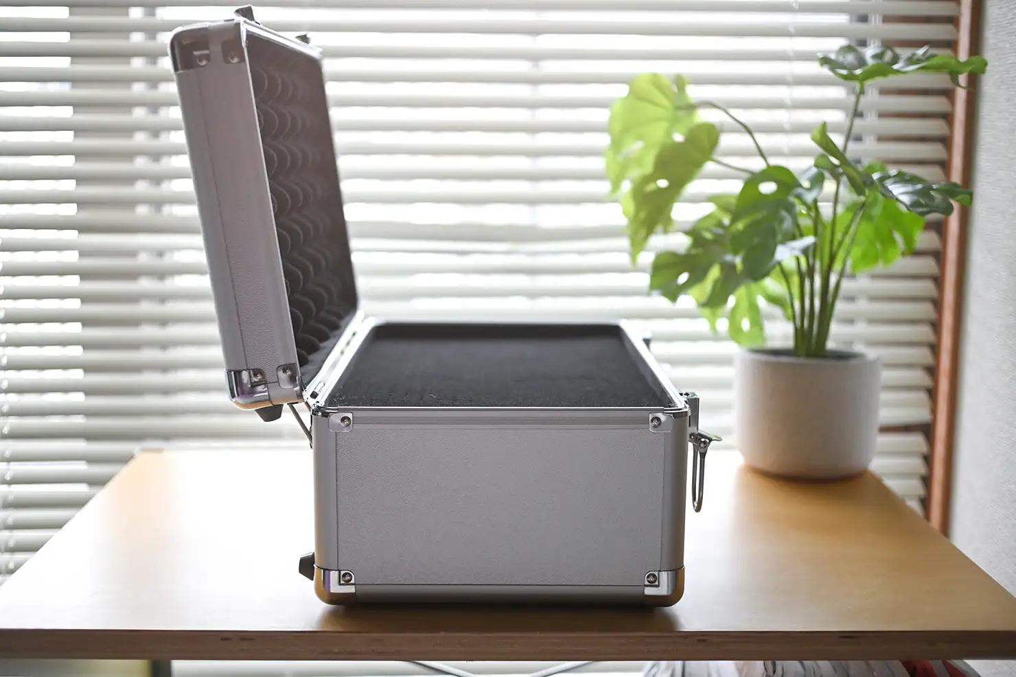 蓋は約100°の位置でぴたりと止まるストッパー付き