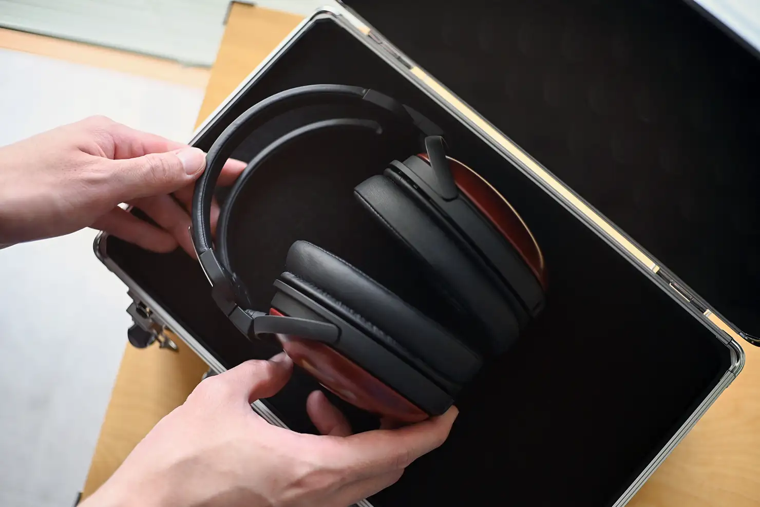 スポンジは適度な硬さがありながらも、切れ目に沿って簡単に手でちぎることができます