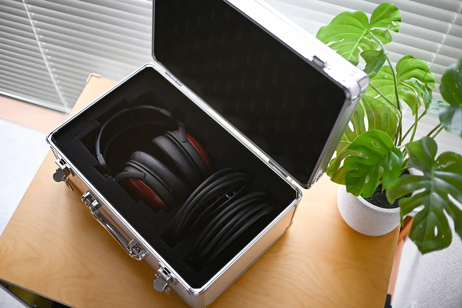 オーダーメイドのようにピッタリとはまり、ケースを軽く揺らしても中でずれる気配は一切ありません