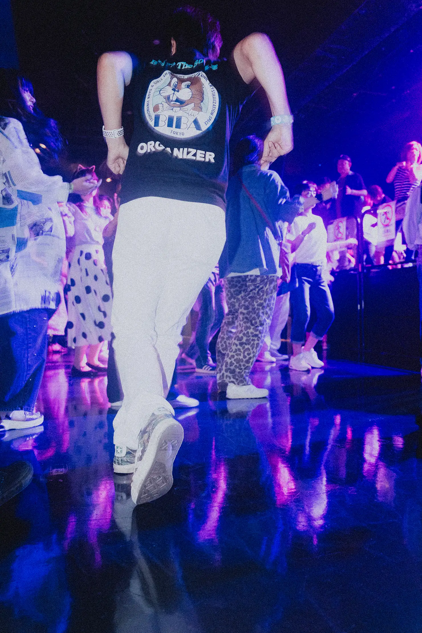 オーガナイザーとしての仕事をこなしながら、隙をみてはフロアで踊る仁さん